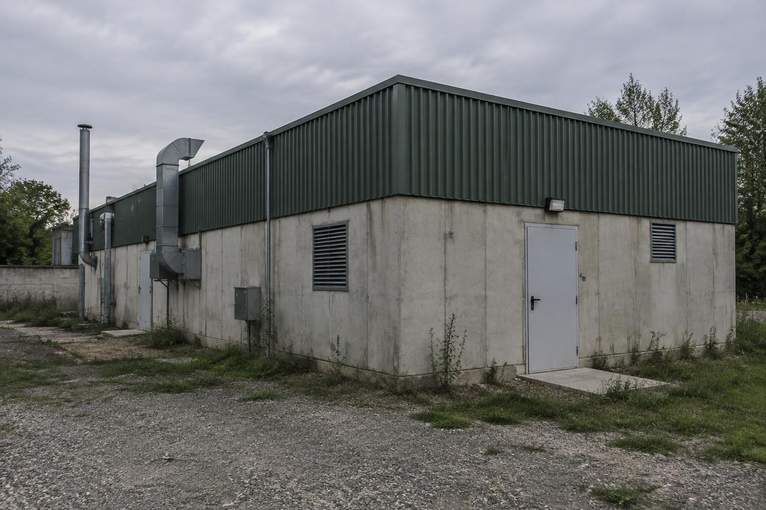 Utility building with ventilation and gravel in an Eastern European setting